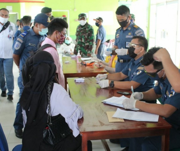 Pemeriksaan penumpang di pelabuhan Pelindo 1, Tembilahan.