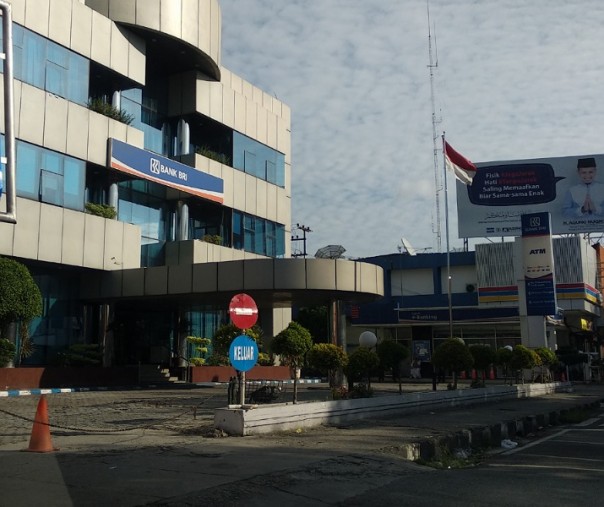 Kantor Cabang BRI Jalan Jenderal Sudirman (Sukaramai) tampak tutup sementara waktu, Jumat 19 Juni 2020 pagi. (Foto: Riau1).