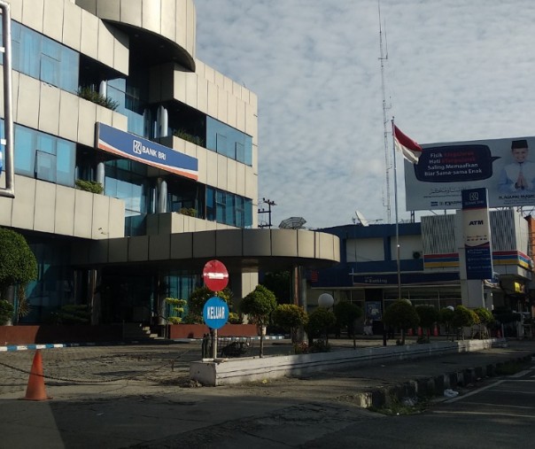 Kantor Cabang BRI Jalan Jenderal Sudirman (Sukaramai) tampak tutup sementara waktu, Jumat 19 Juni 2020 pagi. (Foto: Riau1).