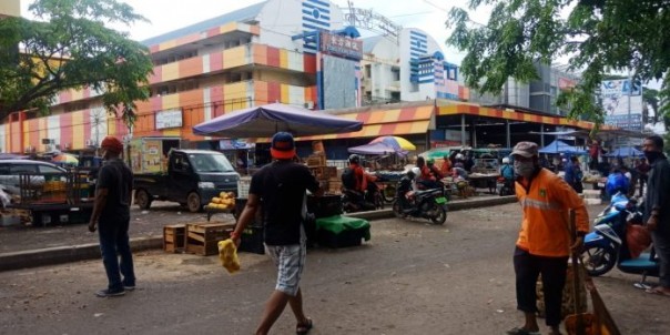 Suasana Pasar Tos 3000 pada Kamis (18/6) siang.(suryakepri.com/romi)