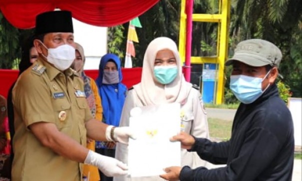 Bupati Rohul, Sukiman menyerahkan sertipikat TORA kepada warga Desa Lubuk Kerapat