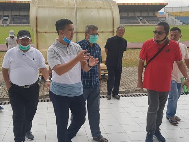 Kepala Dispora Riau, Boby Rachmat saat meninjau Stadion Kaharuddin Nasution di komplek Rumbai Sport Center