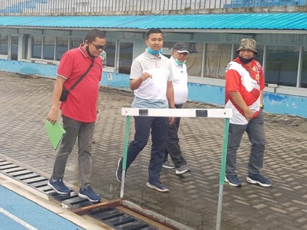 Kepala Dispora Riau, Boby Rachmat saat meninjau venue cabor atletik di Rumbai Sport Center Pekanbaru