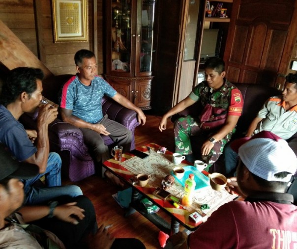 Babinsa Koramil 15 Kuala Kampar Koptu Swiyanto saat bersilaturahmi ke rumah salah seorang warga Desa Segamai, Minggu (21/6/2020). Foto: Istimewa.