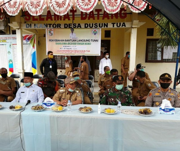 Danramil 04 Pangkalan Kuras Kapten (Inf) Masrah saat menghadiri penyaluran bantuan BLT DD di Desa Dusun Tua, Senin (22/6/2020). Foto: Istimewa.