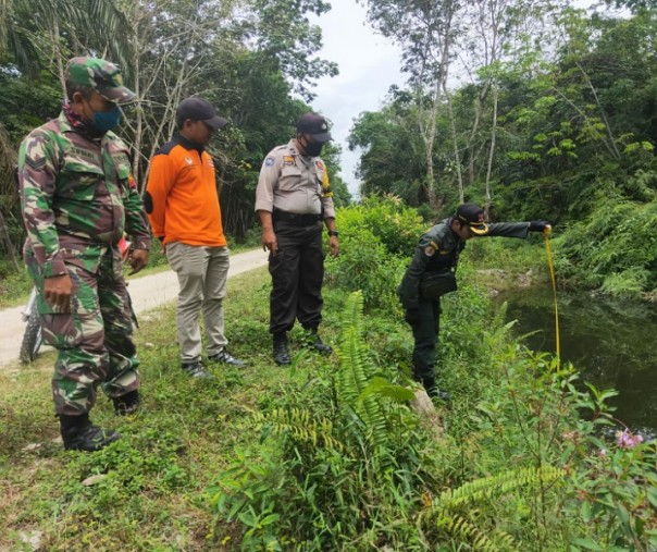 Babinsa Mentulik Sersan Satu Suyadi bersama Bhabinkamtibmas dan anggota Manggala Agni saat patroli karhutla dan mengecek kanal penampungan air di Desa Mentulik, Kecamatan Kampar Kiri Hilir, Kabupaten Kampar, Selasa (23/6/2020). Foto: Istimewa.