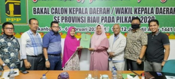 Hj Siti Aisyah (lima kanan) menerima rekomendasi dari DPW Partai Persatuan Pembangunan Riau beberapa waktu lalu.