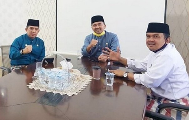 Kepala Dispora Kota Pekanbaru Zulfahmi Adrian bersama Kepala Dispora Riau Boby Rachmat dan Kabid Kepemudaan Dispora Kota Pekanbaru Dedi Damhudi