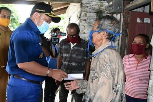 Bupati Kampar, Catur Sugeng Susanto menyalurkan BLT-DD dan sembako bagi warga Desa Simpang Kubu dan Deli Makmur Kecamatan Kampar