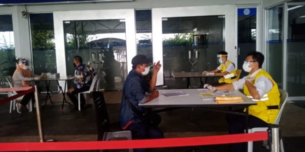 Petugas Kesehatan Pelabuhan di Kota Batam saat melakukan pengecekan penumpang/Surya kepri