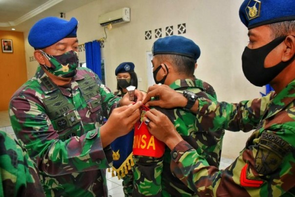 Danlanud RHF Kolonel Pnb Andi Wijanarko melantik tiga prajuritnya menjadi Bintara Pembina Angkasa (Babinsa) TNI AU bertempat di Gedung Dirgantara Lanud RHF Tanjungpinang, Kepulauan Riau (Suryakepri.com/Dok Dispentak Lanud RHF)