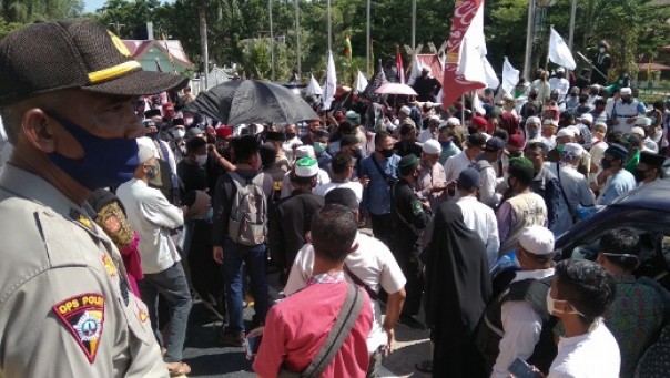 Aksi seratusan massa Aliansi Perjuangan Rakyat Riau Menolak RUU HIP Geruduk DPRD Riau (foto: barkah/riau1.com)