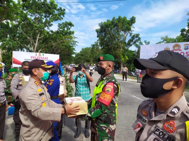 Sampena Hari Bhayangkara ke-74, Jajaran Polres Meranti Gelar Pembagian Sembako Serentak