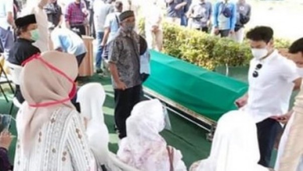 Prosesi pemakaman mantan anggota DPRD Riau, Noviwaldy Jusman di Komplek Pemakaman San Diego Hills, Jakarta