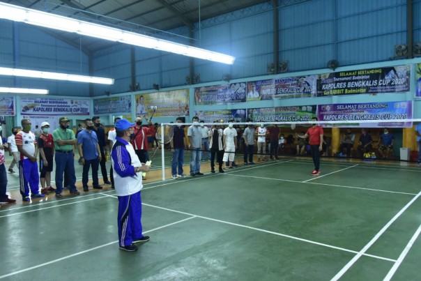 Bupati Bemgkalis bermain badminton