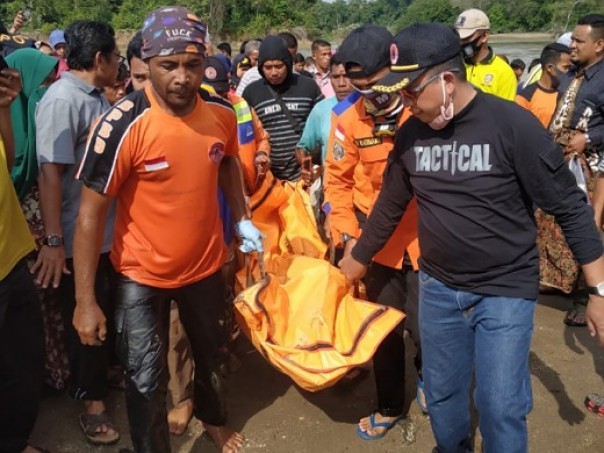 Tim terpadu mengevakuasi jasad korban tenggelam di Sungai Indragiri, Ahad 28 Juni 2020