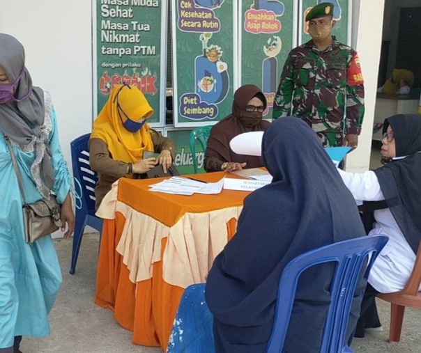 Jajaran Koramil 01 Bangkinang Kampar saat mengawal kegiatan BKKBN, Senin (29/6/2020). Foto: Istimewa.