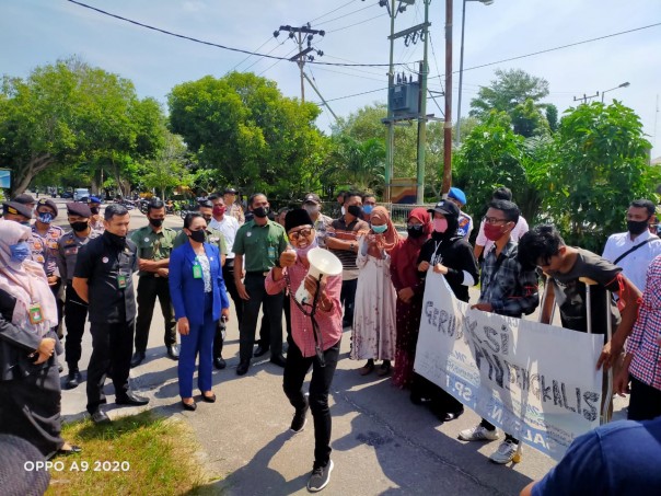 Aksi protes bebasnya wna di pn bengkalis