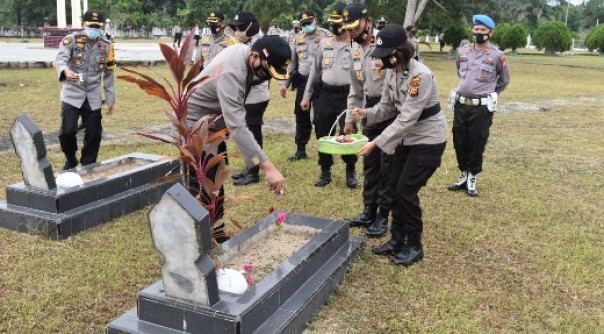Kapolres Inhu AKBP Efrizal menabur bunga di TMP Indra Bhakti Pematangreba, Senin 29 Juni 2020