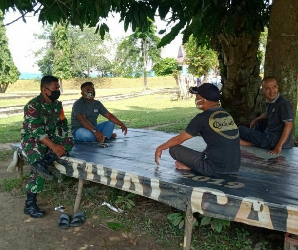 Babinsa Gunung Bungsu Kopda Sisin saat sosialisasi protokol kesehatan, Selasa (30/6/2020). Foto: Istimewa.