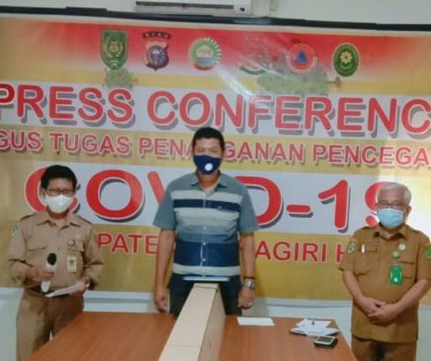 Ketua Tim Medis saat melakukan konprensi pers