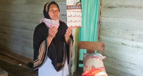 Ibu Supriati menangis haru setelah menerima bantuan paket Sembako dari personel Polsek Batang Gansal.