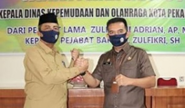 Kepala Dispora Kota Pekanbaru, Zulfikri saat pisah sambut dengan Zulfahmi Adrian yang menjabat sebagai Kepala Kesbangpol Pekanbaru di aula Dispora Pekanbaru