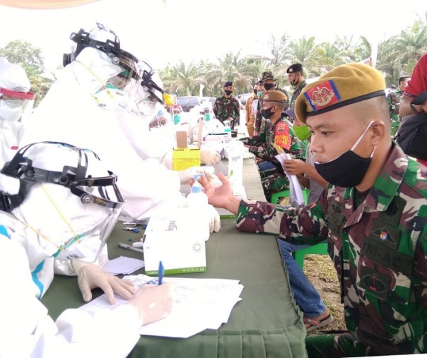 Prajurit Arhanud TNI AD saat menjalani pemeriksaan rapid test di lapangan SMP Negeri 28 Pekanbaru, Kelurahan Tebing Tinggi Okura, Rumbai Pesisir, Selasa (30/6/2020). Foto: Surya/Riau1.