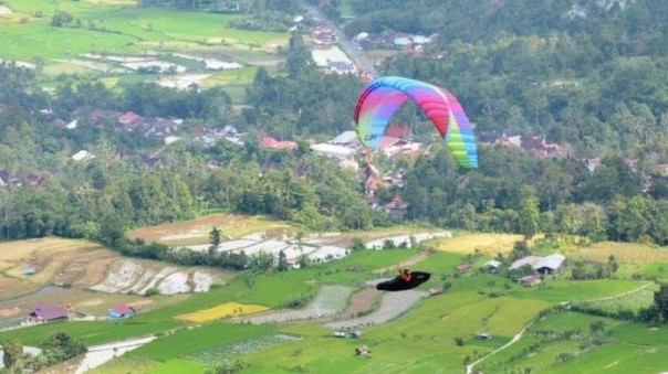 Paralayang di Panorama Bukit Gadang Salipaung Tanah Datar/net