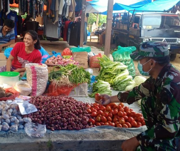 Babinsa Koramil 13 Rokan saat memantau harga sembako di Pasar Tradisional Desa Air Panas Rohul, Rabu (1/7/2020). Foto: Istimewa.