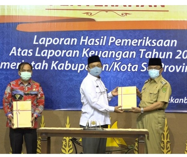 Bupati Inhil menerima laporan Opini WTP dari BPKP Riau