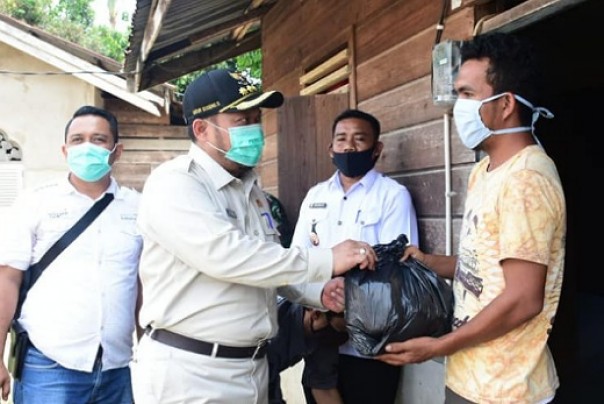 Bupati Kampar, Catur Sugeng Susanto saat menyerahkan bantuan sembako dan BLT-DD di Kecamatan Kuok dan Salo