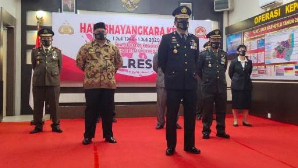 Kapolres Inhu, Bupati Inhu, Ketua DPRD Inhu, Dandim Inhu, Kajari Inhu dan Ketua PN Rengat mengikuti upacara HUT Bhayangkara secara live streaming di Istana Merdeka Jakarta, 1 Juli 2020.