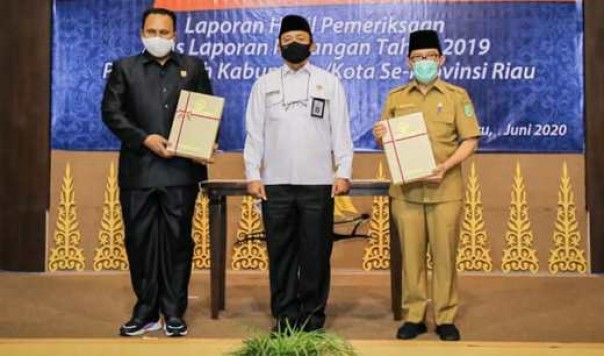 Wali Kota Dumai, Zulkifli Adnan Singkah saat menerima WTP dari BPK RI yang ketiga kalinya berturut-turut
