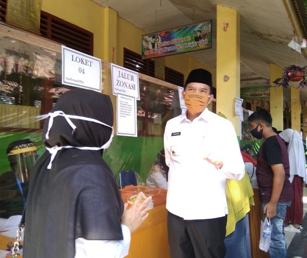 Wali Kota Pekanbaru Firdaus saat meninjau proses PPDB di SMP Negeri 20, Rabu (1/7/2020). Foto: Surya/Riau1.