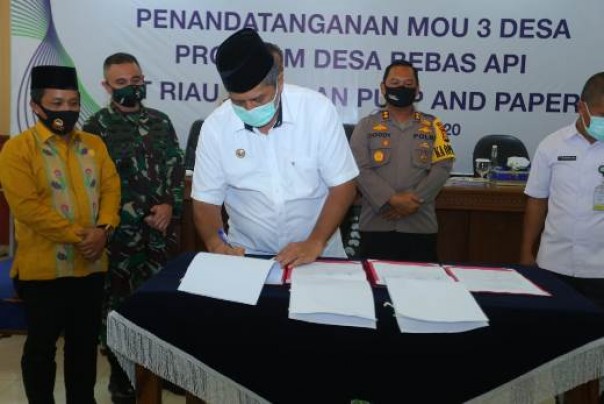 Bupati Siak Alfedri saat penandatanganan MoU RAPP dan 3 Desa di Siak