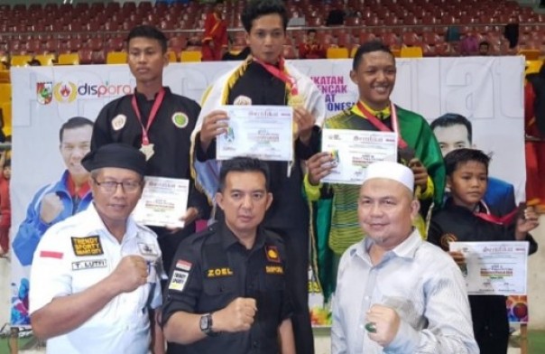 Ketua Pengcab IPSI Kota Pekanbaru, Zulfahmi Adrian (tengah) bersama para juara Pekanbaru Silat Chamionship II 2019 lalu
