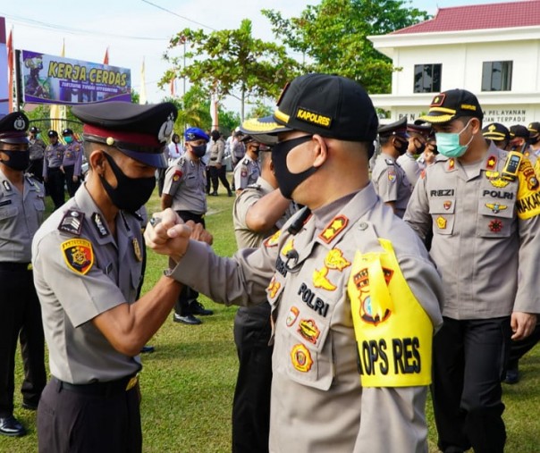 Kapolres Pelalawan AKBP Indra Wijatmiko memberi selamat kepada 29 personel yang mendapat kenaikan pangkat, Kamis (2/7/2020). Foto: Istimewa.