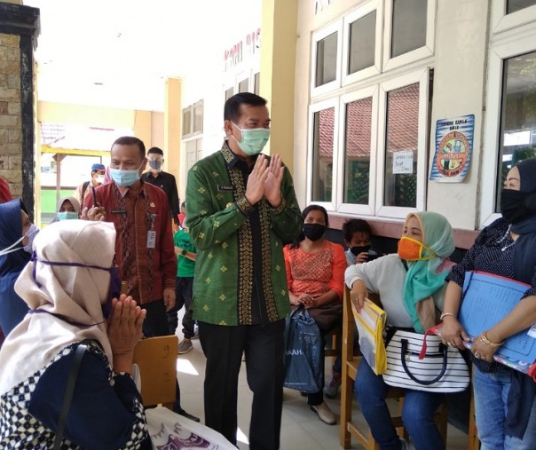 Wali Kota Pekanbaru Firdaus saat meninjau PPDB di SMP Negeri 4, Kamis (2/7/2020). Foto: Surya/Riau1.
