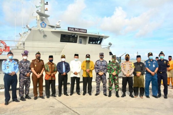 FKPD Karimun foto bersama di depan KAL Pelawan, kapal patroli baru Lanal Karimun bantuan Mabes TNI AL, Kamis (2/7/2020). Foto Suryakepri.com/Eka Perdana Putra