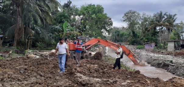 RAPP juga menurunkan alat berat seperti excavator yang digunakan untuk mengakat seluruh lumpur yang menyebabkan pendangkalan kanal/ist