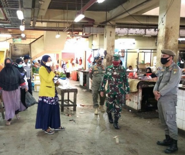 Personel Koramil 01 Bangkinang bersama tim Gugus Tugas Covid-19 saat sosialisasi penggunaan masker di Pasar Bangkinang, Kampar, Jumat (3/7/2020). Foto: Istimewa.