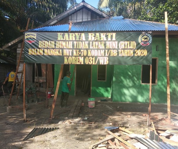 Personel Koramil 01 Bangkinang Kodim 0313 Kampar memperbaiki rumah warga di Desa Ridanpermai, Kecamatan Bangkinang Kota, Kabupaten Kampar, Sabtu (4/7/2020). Foto: Istimewa.