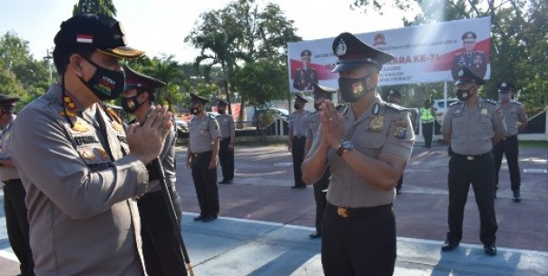 Kapolres Inhu AKBP Efrizal SIk memberikan ucapan selamat kepada anggotanya. Dalam upacara korp raport kenaikan ini para peserta upacara menerapkan protokol kesehatan