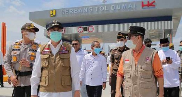 Wali Kota Dumai, Zulkifli Adnan Singkah mendampingi Gubernur Riau Syamsuar saat meninjau Jalan Tol Pekanbaru-Dumai