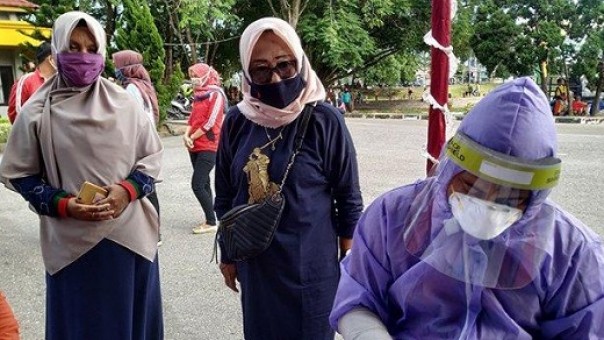 Kadis Kesehatan Inhu, Ellis Julinarti MKes (tengah) memantau proses rapid test gratis oleh petugas medis di halaman kantor Bupati Inhu.