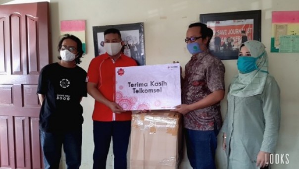 Ketua AJI Kota Pekanbaru, Firman Agus bersama Corporated Communication Telkomsel Sumbateng Agus Winarto foto bersama di Sekretariat AJI Kota Pekanbaru, Jumat 3 Juli 2020.