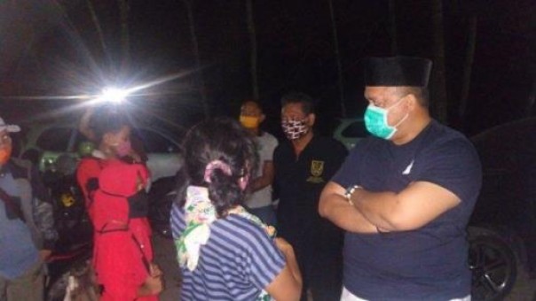 Bupati Inhu Yopi Arianto (kanan pakai.masker) bertakjiah ke rumah duka, pasien PDP, di Kecamatan Seberida, yang meninggal Sabtu 4 Juli 2020 malam kemarin.