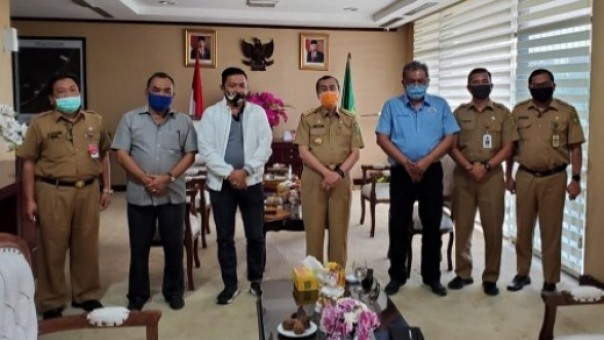 Ketua Asprov PSSI Riau Husni Thamrin saat bertemu Gubernur Riau Syamsuar, bahas Liga 2