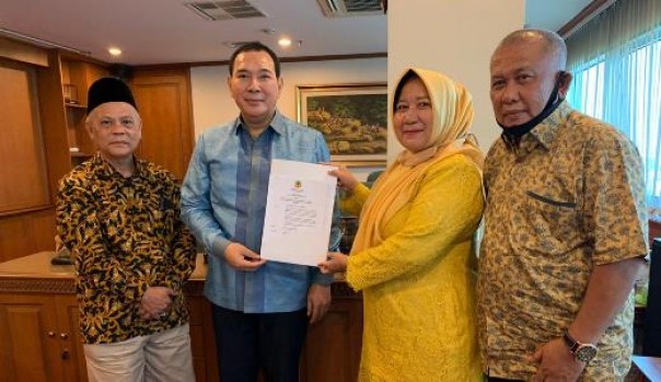 Hj Siti Aisyah (tiga kanan), Ketum Partai Berkarya, Tommy Soeharto (dua kiri) dan H Agus Rianto (kiri) saat menerima SK dari DPP Partai Berkarya di Jakarta, Selasa 7 Juli 2020